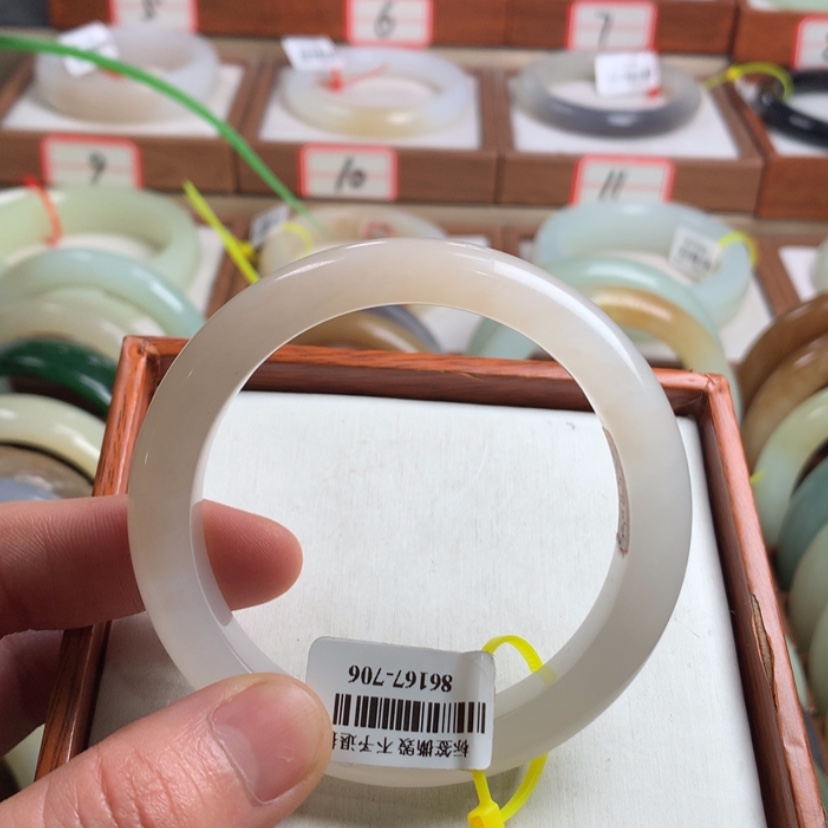 【闪购商品】和田玉手镯未镶嵌55