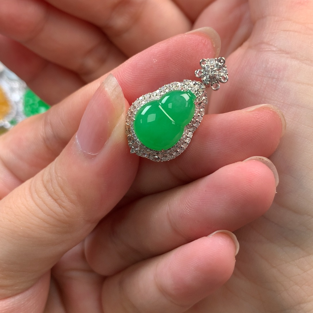 翡翠18K金镶嵌颈饰甜绿葫芦