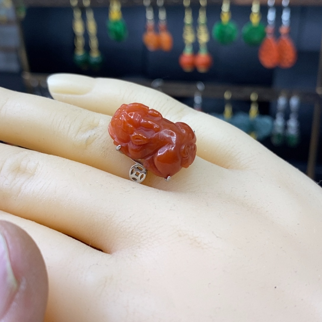 颈饰未镶嵌翡翠戒指