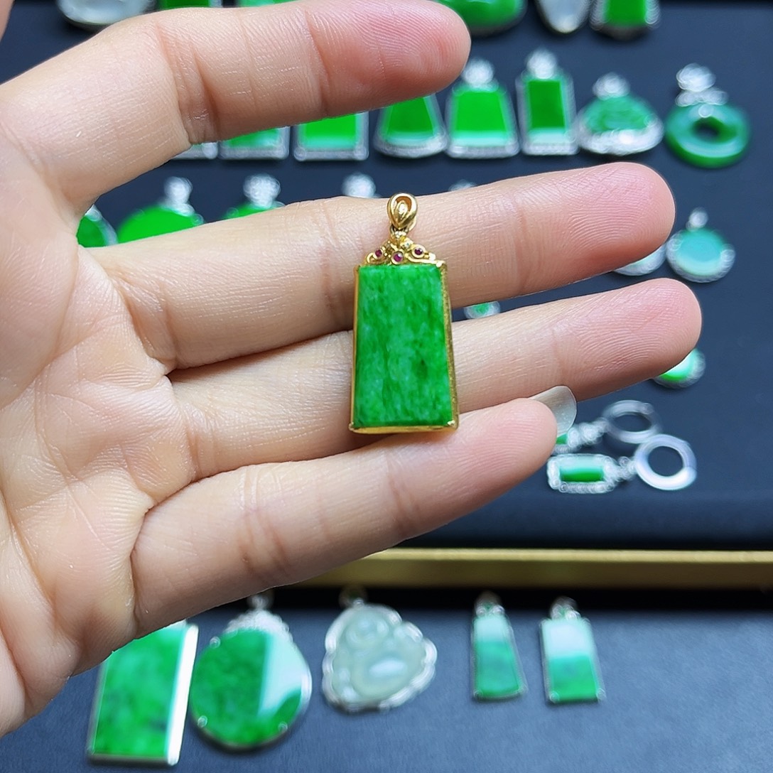 翡翠18K金镶嵌颈饰