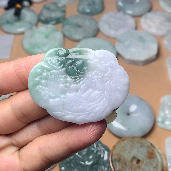 翡翠未镶嵌颈饰如意锁