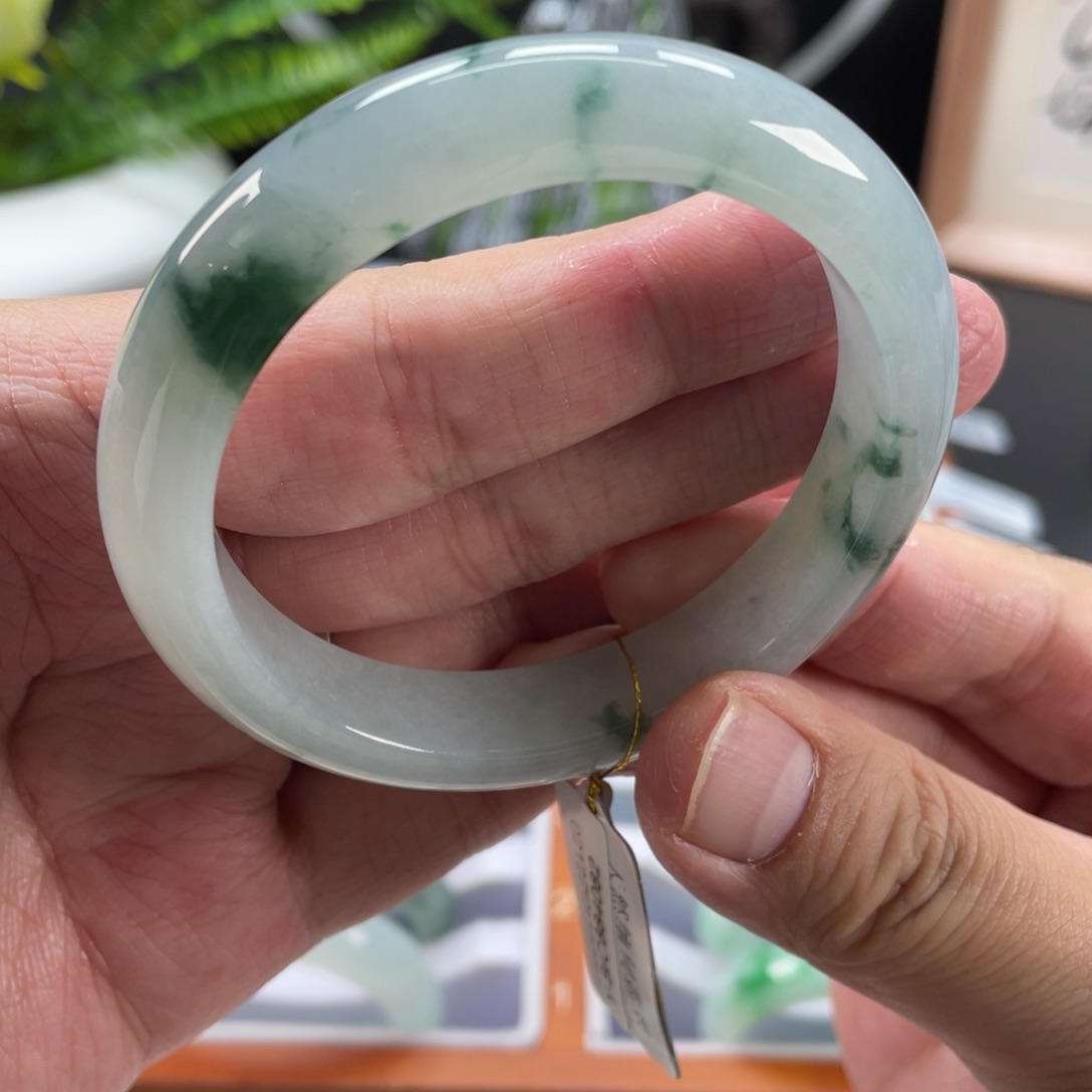 翡翠手镯未镶嵌飘花