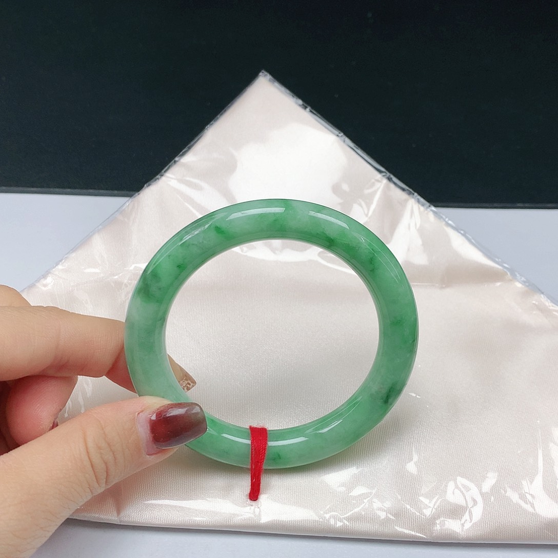 翡翠手镯未镶嵌翡翠121