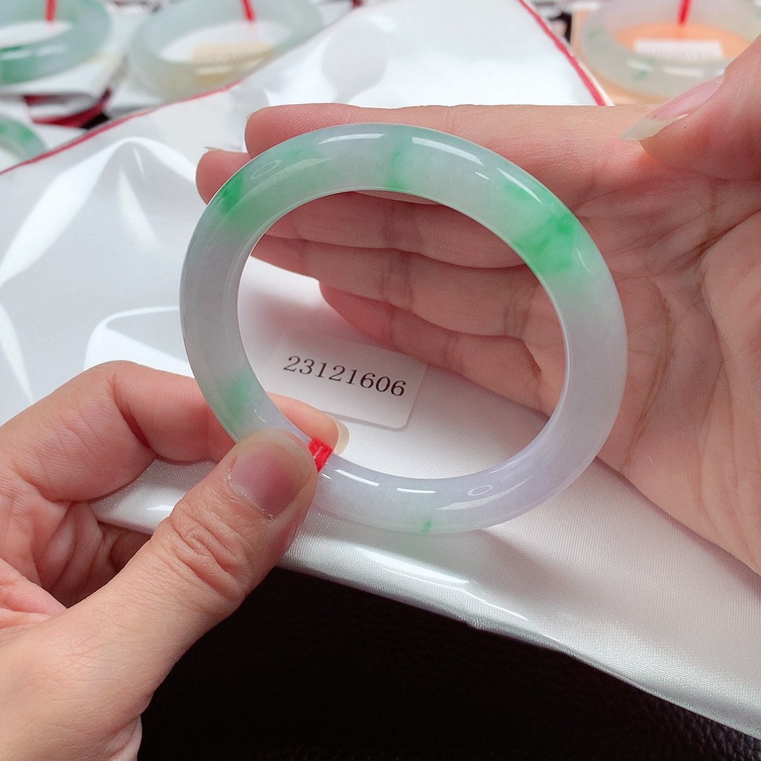 翡翠手镯（圆镯）未镶嵌天然A货翡翠手镯