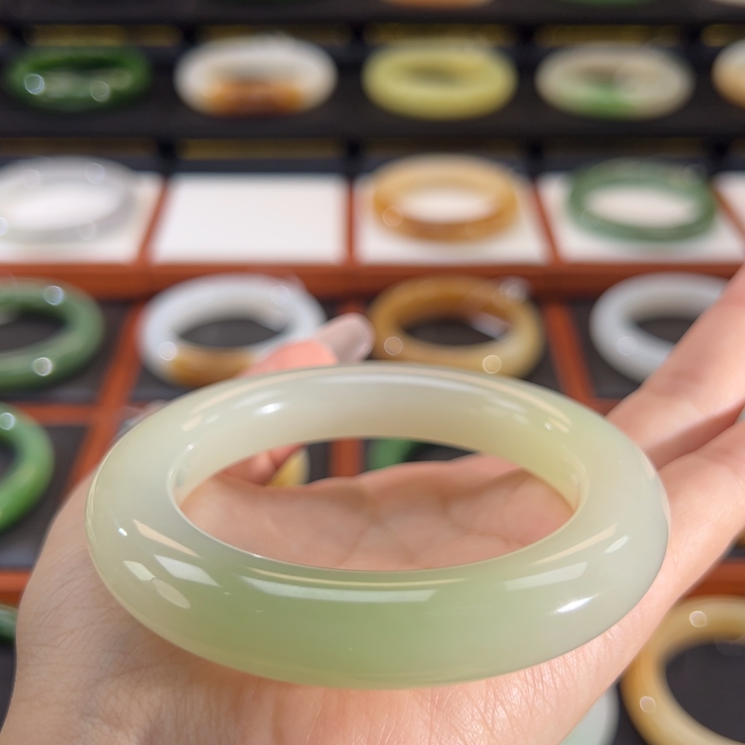 和田玉（翠青玉）未镶嵌手镯一抹胶翠