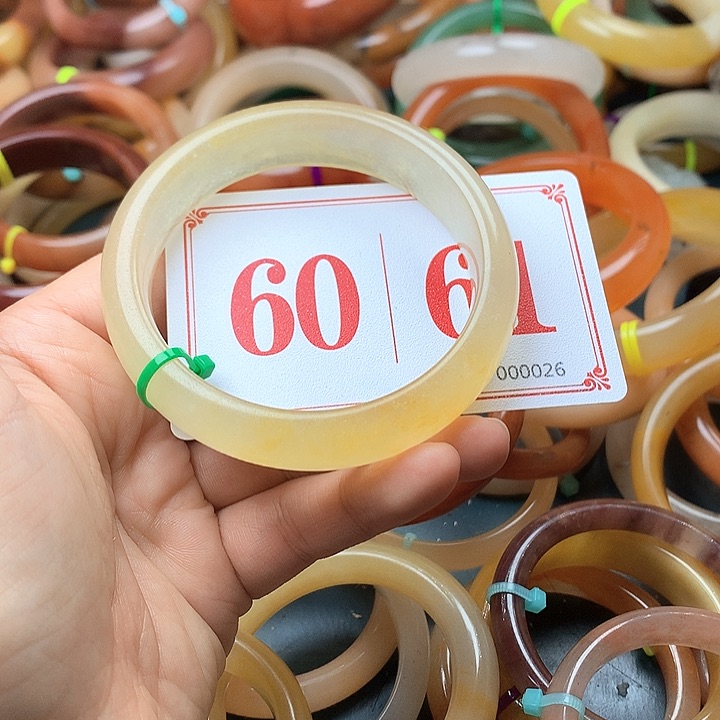 未镶嵌石英质玉（黄龙玉）手镯从****多