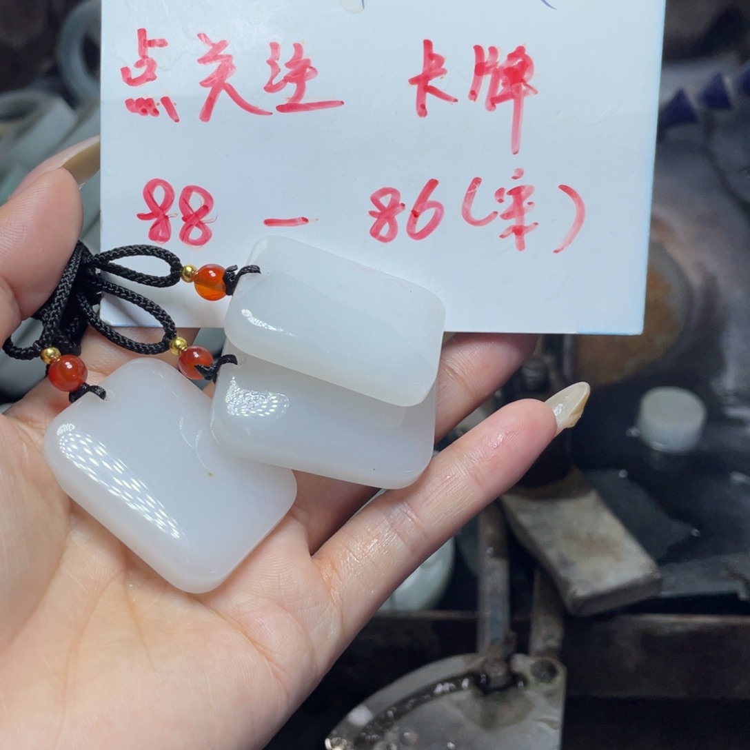 颈饰未镶嵌和田玉（白玉）锁*