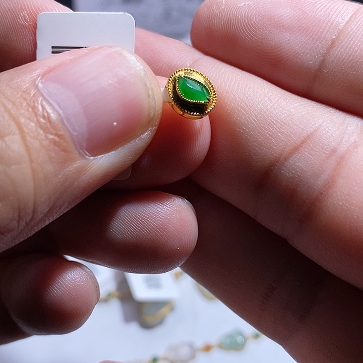 翡翠18K金镶嵌颈饰