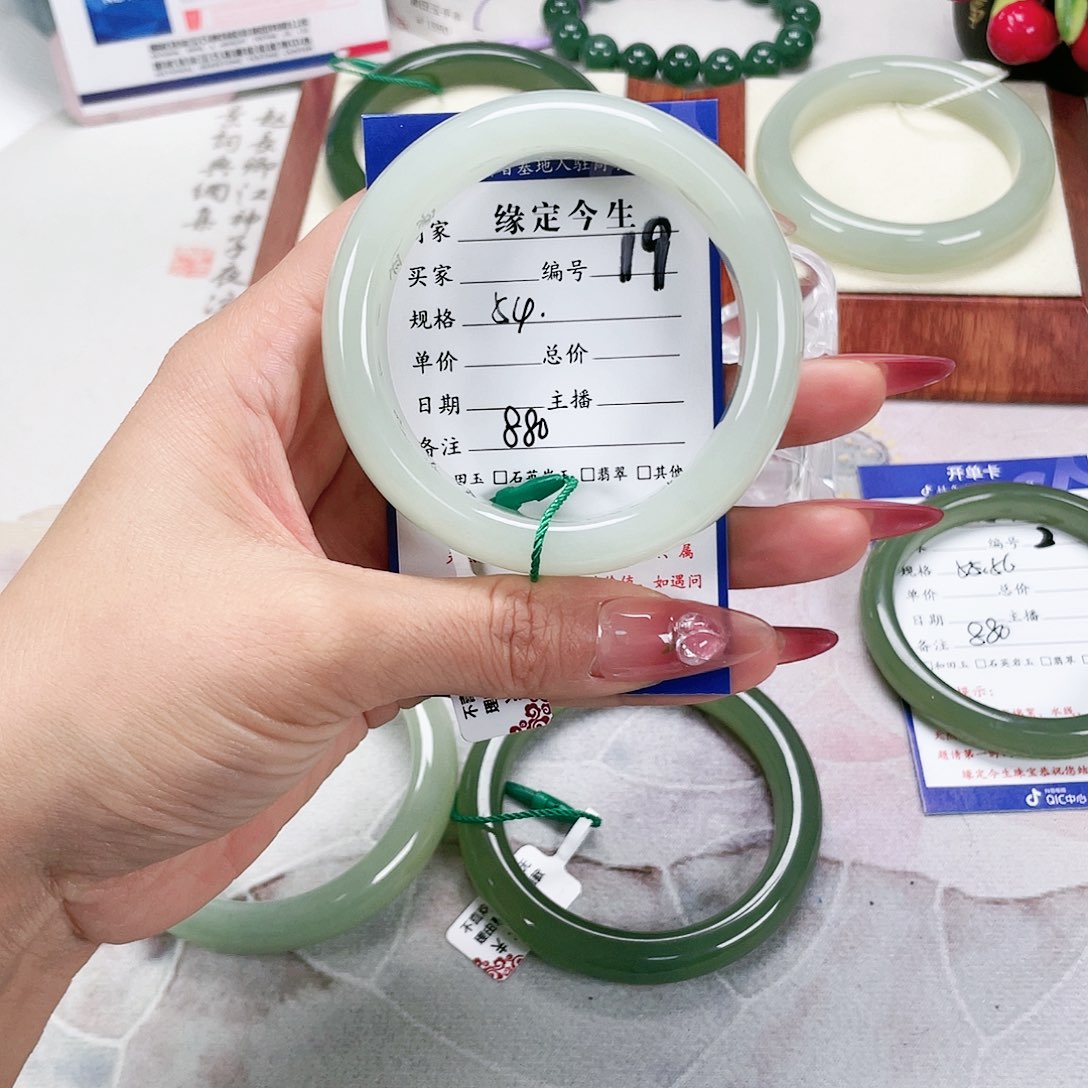 和田玉手镯未镶嵌