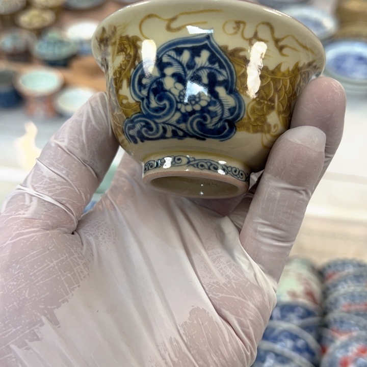 瓷片釉里金穿花龙压手杯主人杯全品