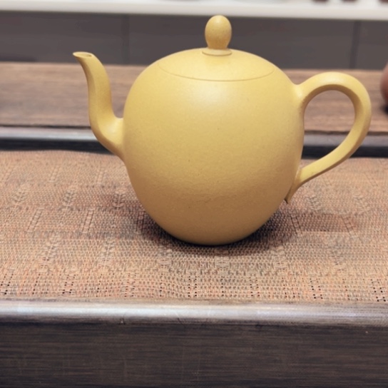 紫砂茶壶黄龙山原矿本绿半手工（200 cc）