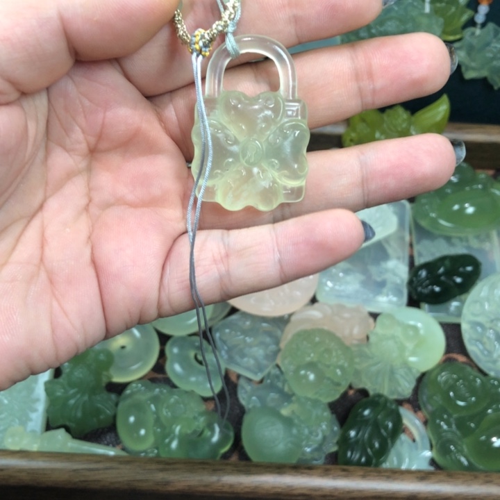 ╰***冰蛇纹石玉未镶嵌颈饰