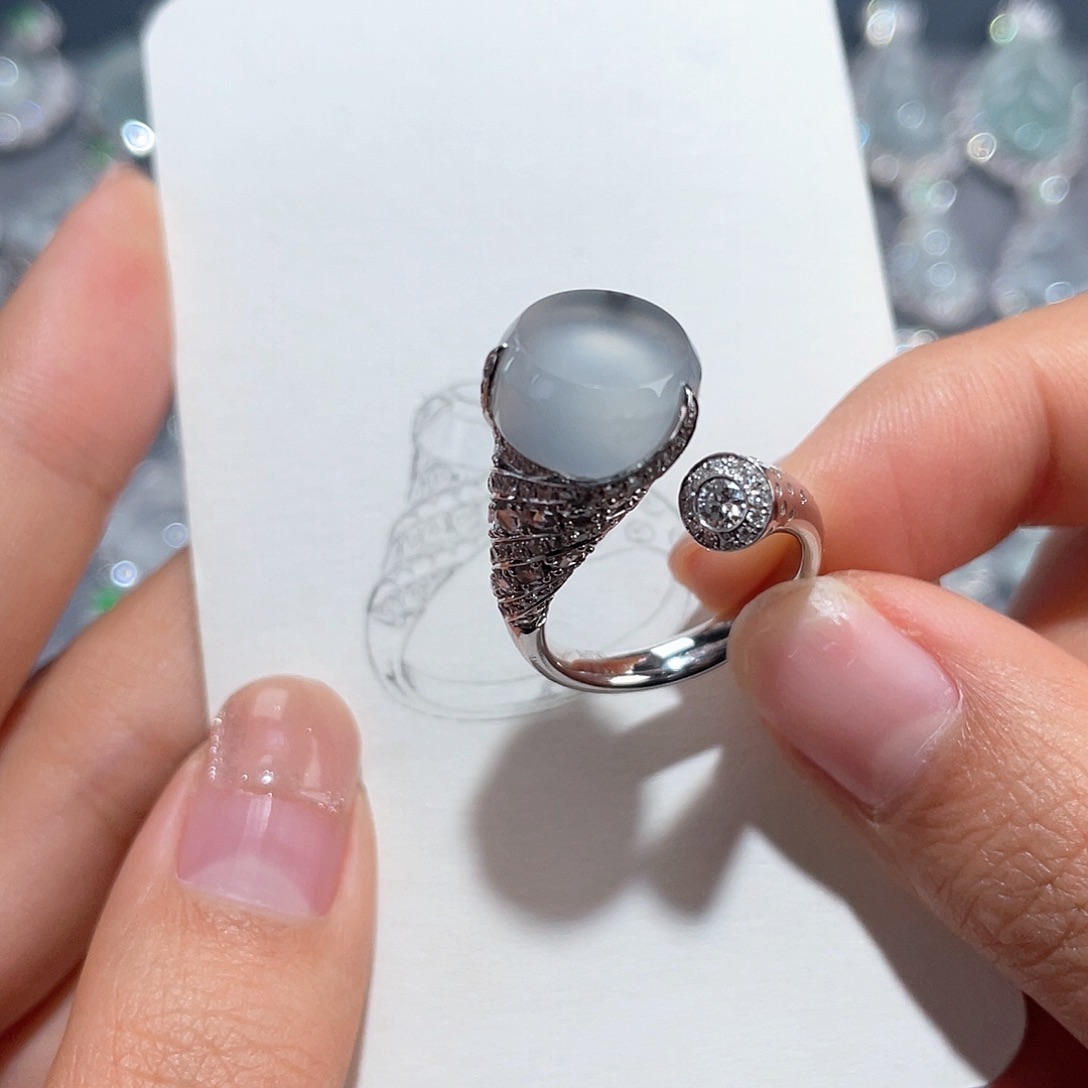 翡翠颈饰18K金镶嵌戒指