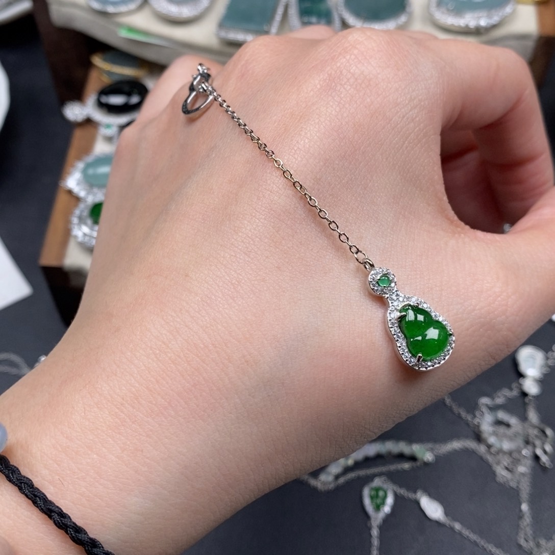 翡翠颈饰未镶嵌翡翠