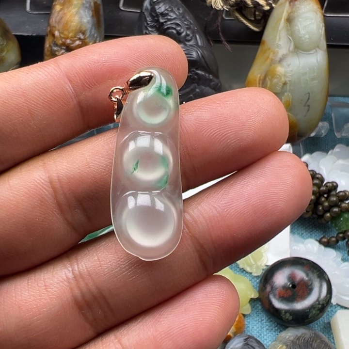 石英质玉钛钢颈饰