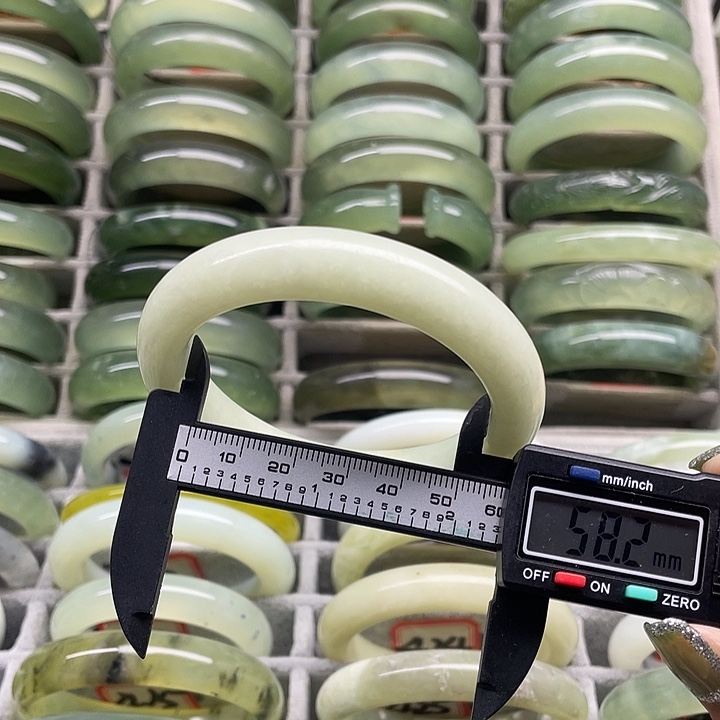 蛇纹石玉未镶嵌手镯405