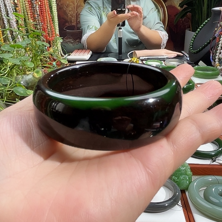 和田玉手镯未镶嵌俄七满红皮57圈口