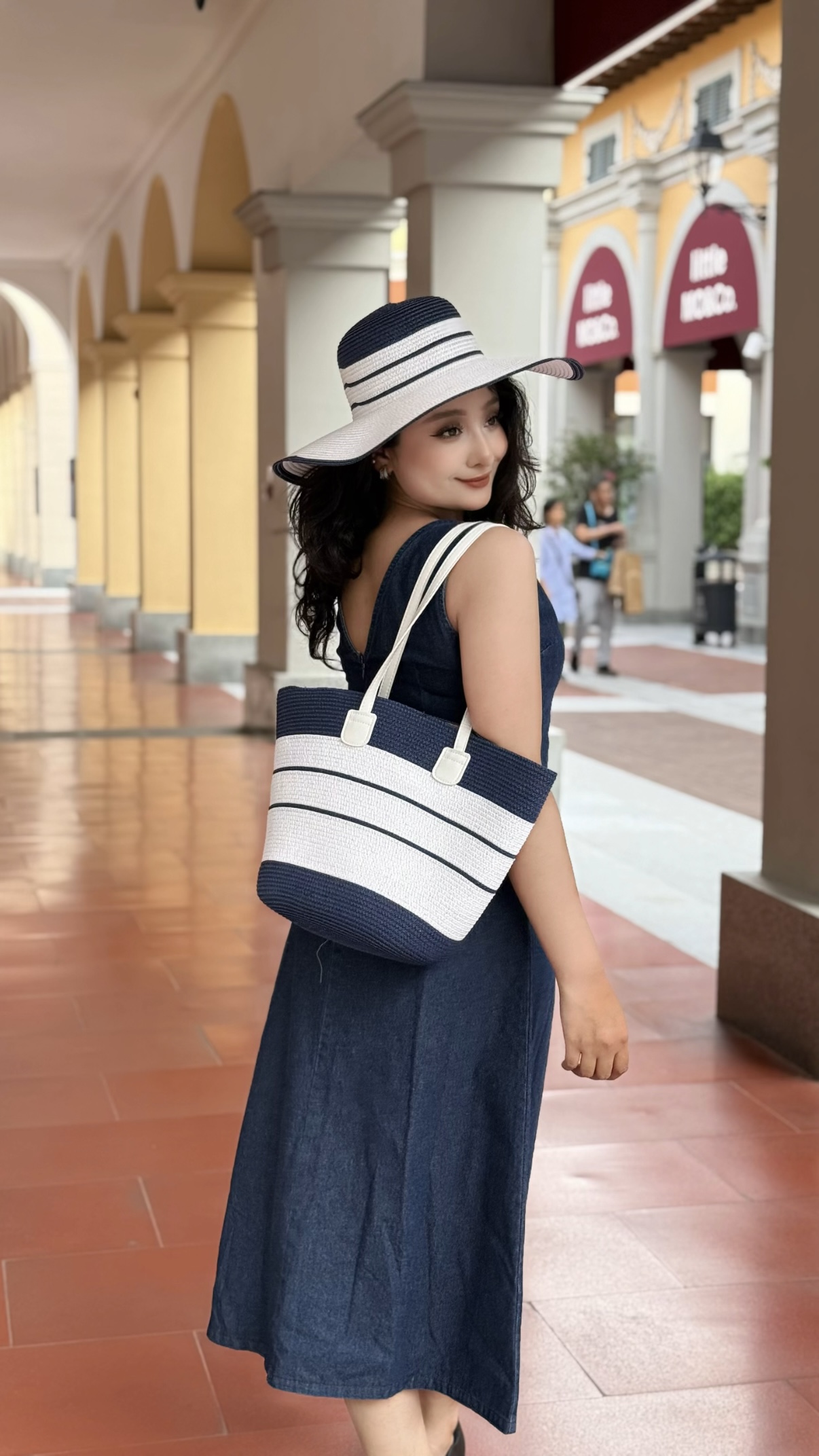 无袖牛仔连衣裙，邂逅随性夏日时光