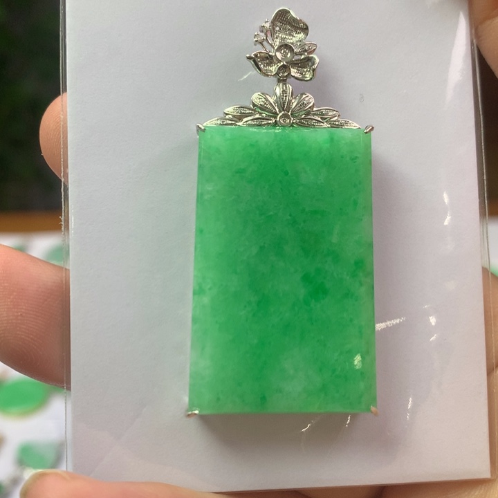 翡翠18K金镶嵌颈饰翡翠吊坠