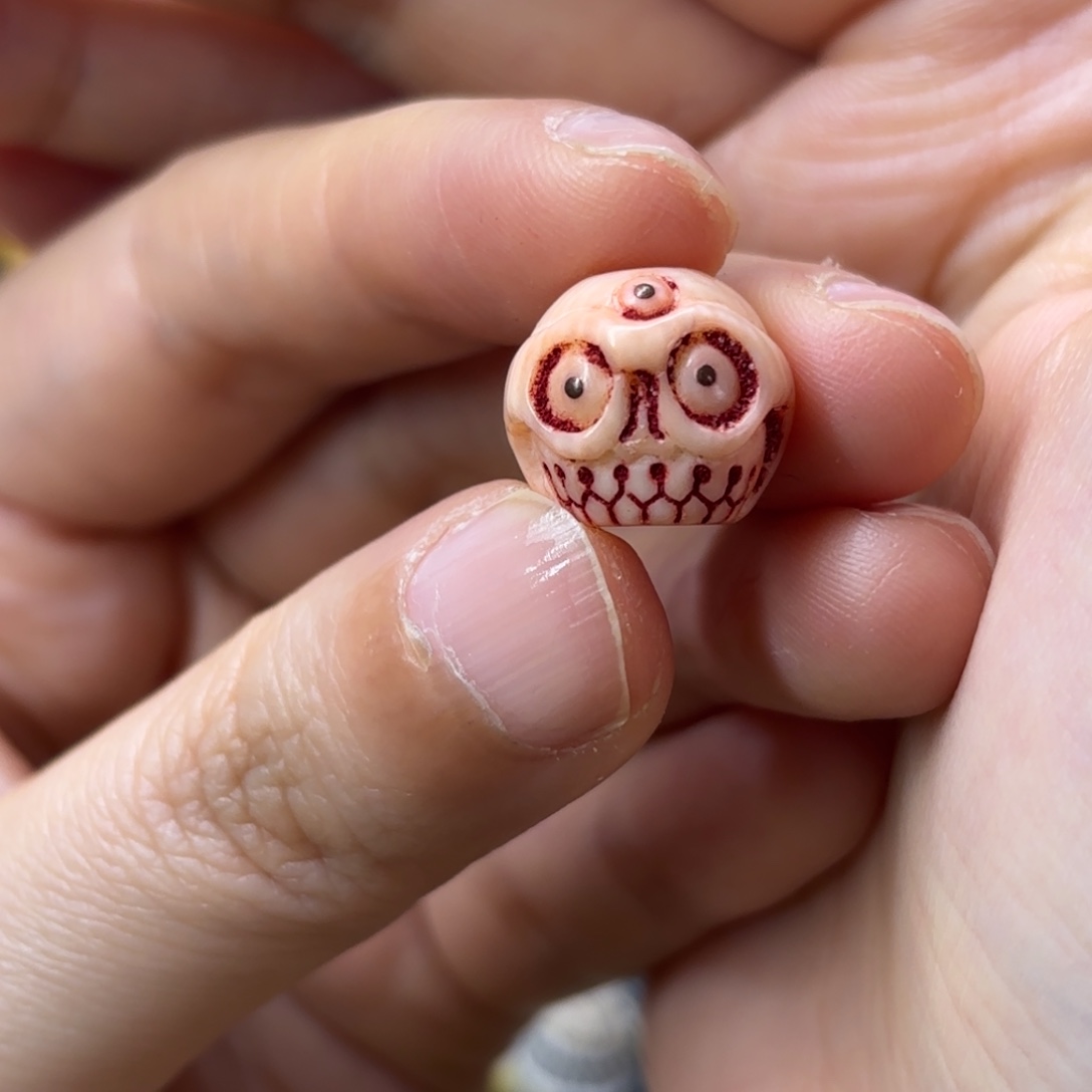 配饰和化妆等工序制作出来