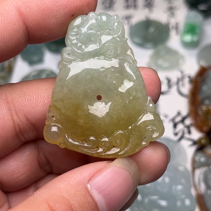 翡翠未镶嵌颈饰貔貅扣