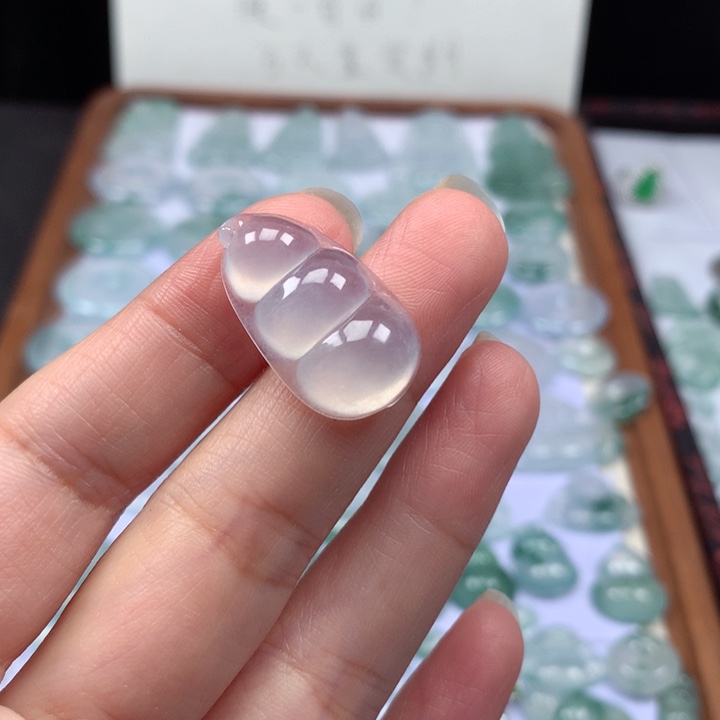 颈饰未镶嵌翡翠冰种福豆