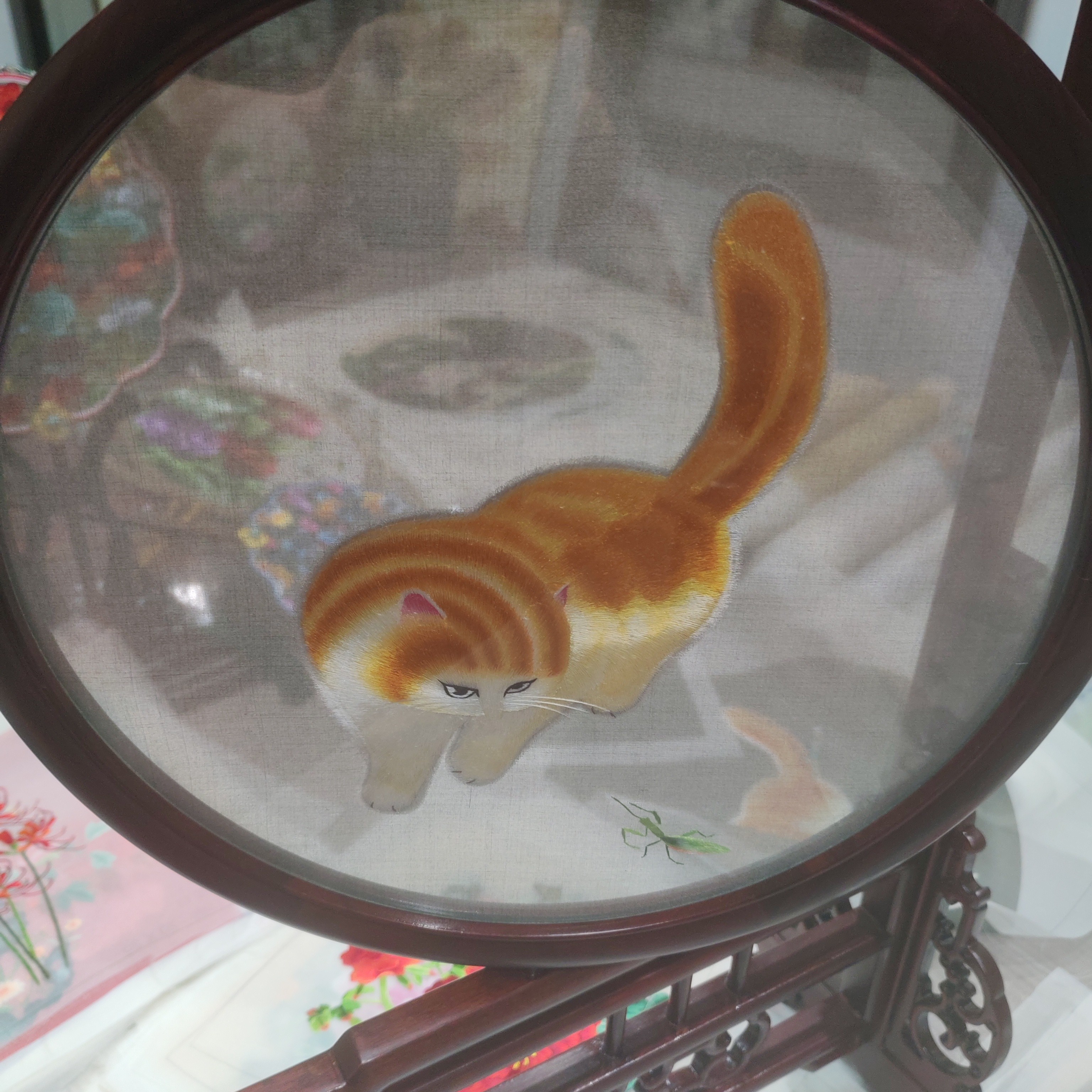 手工刺绣，双面异色猫，30*30尺寸双面绣带红木，可转摆台