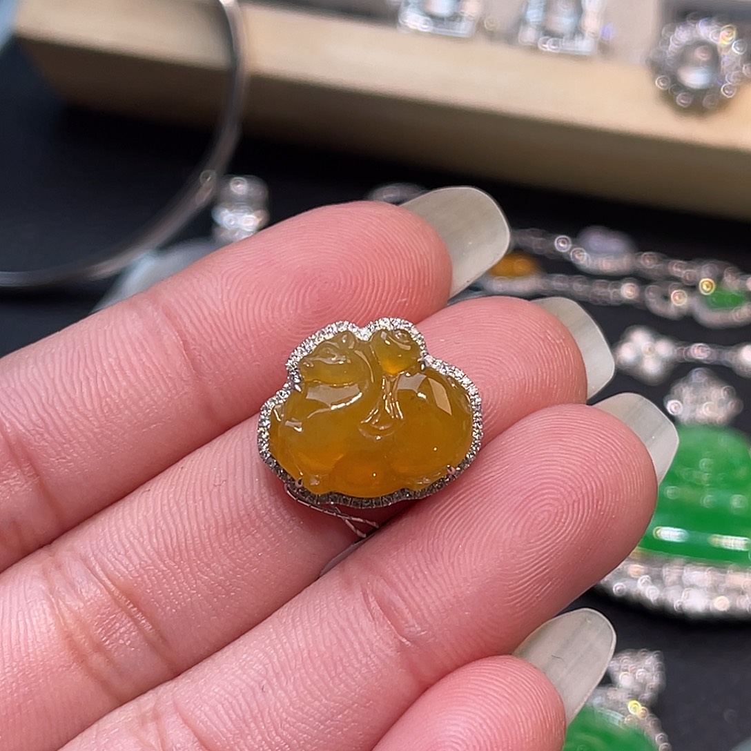 翡翠18K金镶嵌颈饰唐马