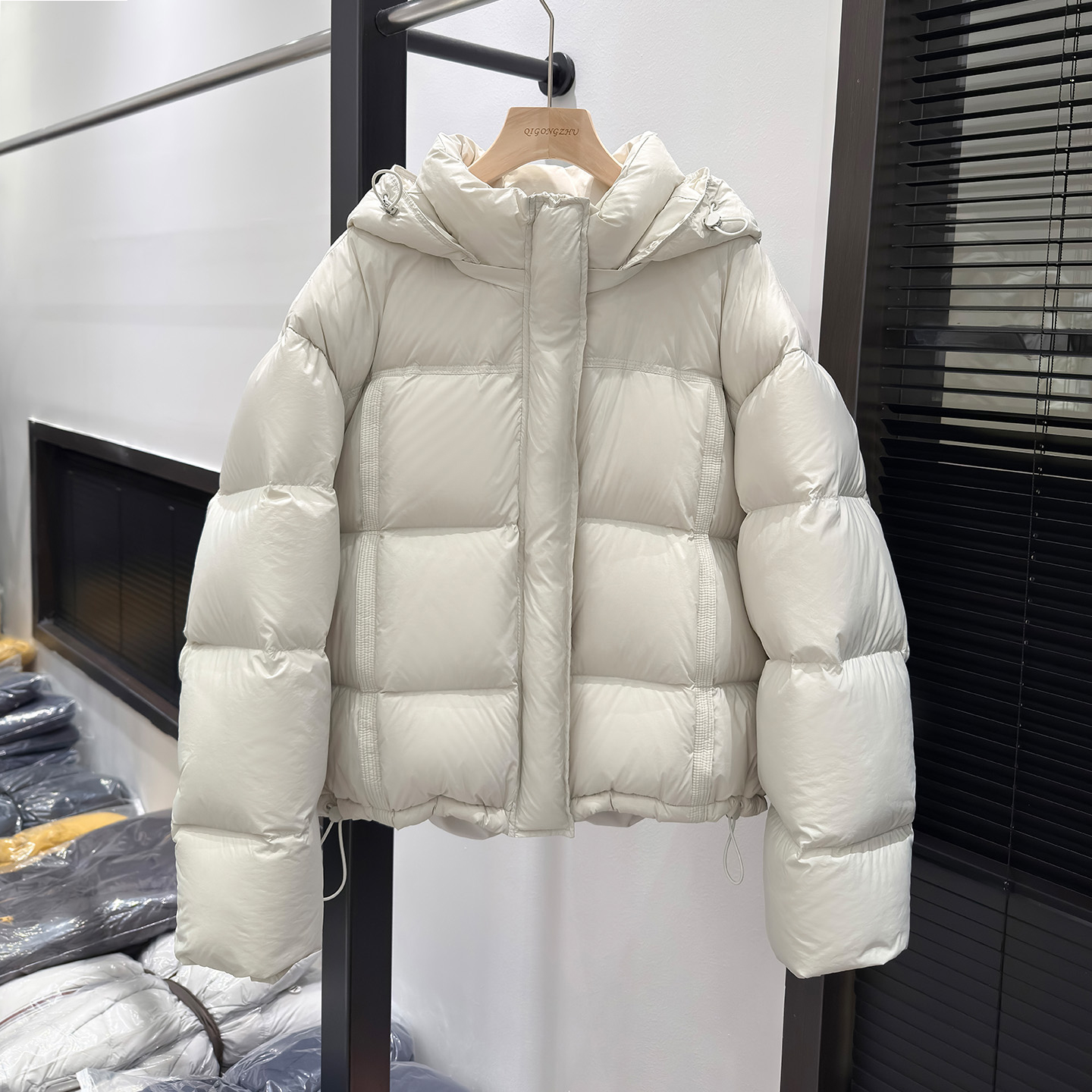 90白鸭绒可脱帽羽绒服女短款冬季外套2025年新款加厚面包服羽绒衫