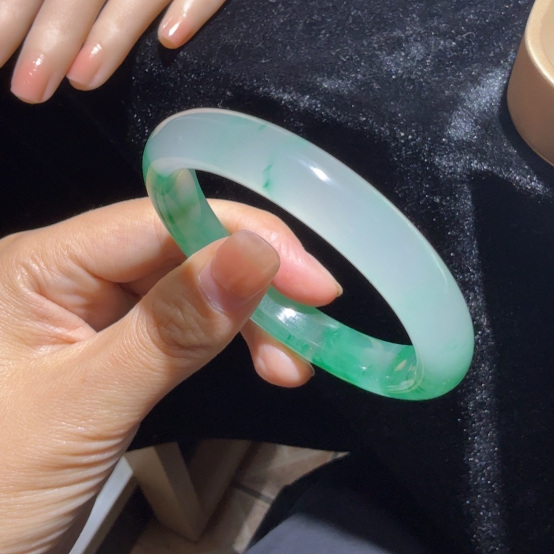 石英质玉（非洲翠）手镯未镶嵌