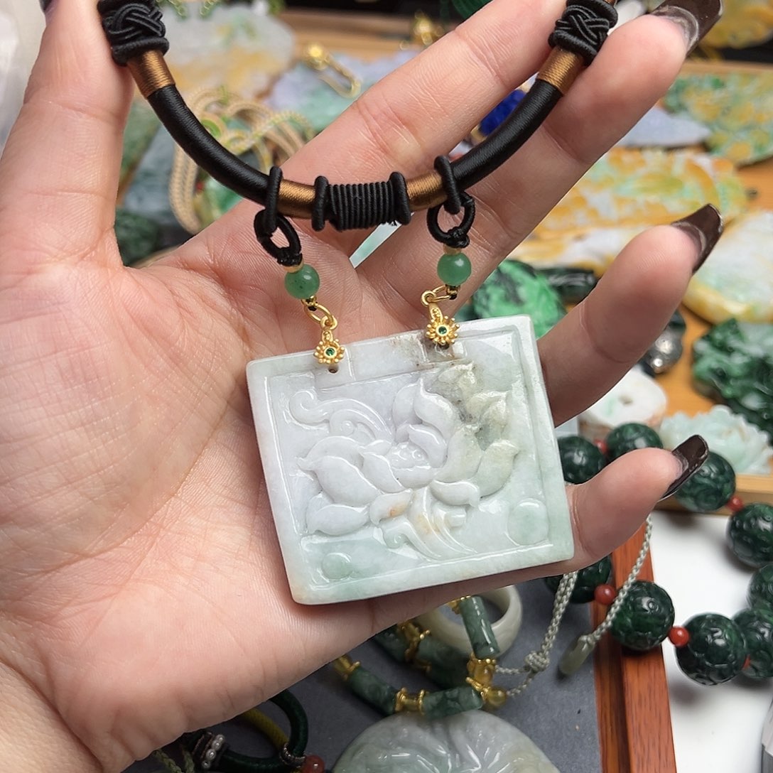 翡翠吊坠(赠链)未镶嵌吊坠
