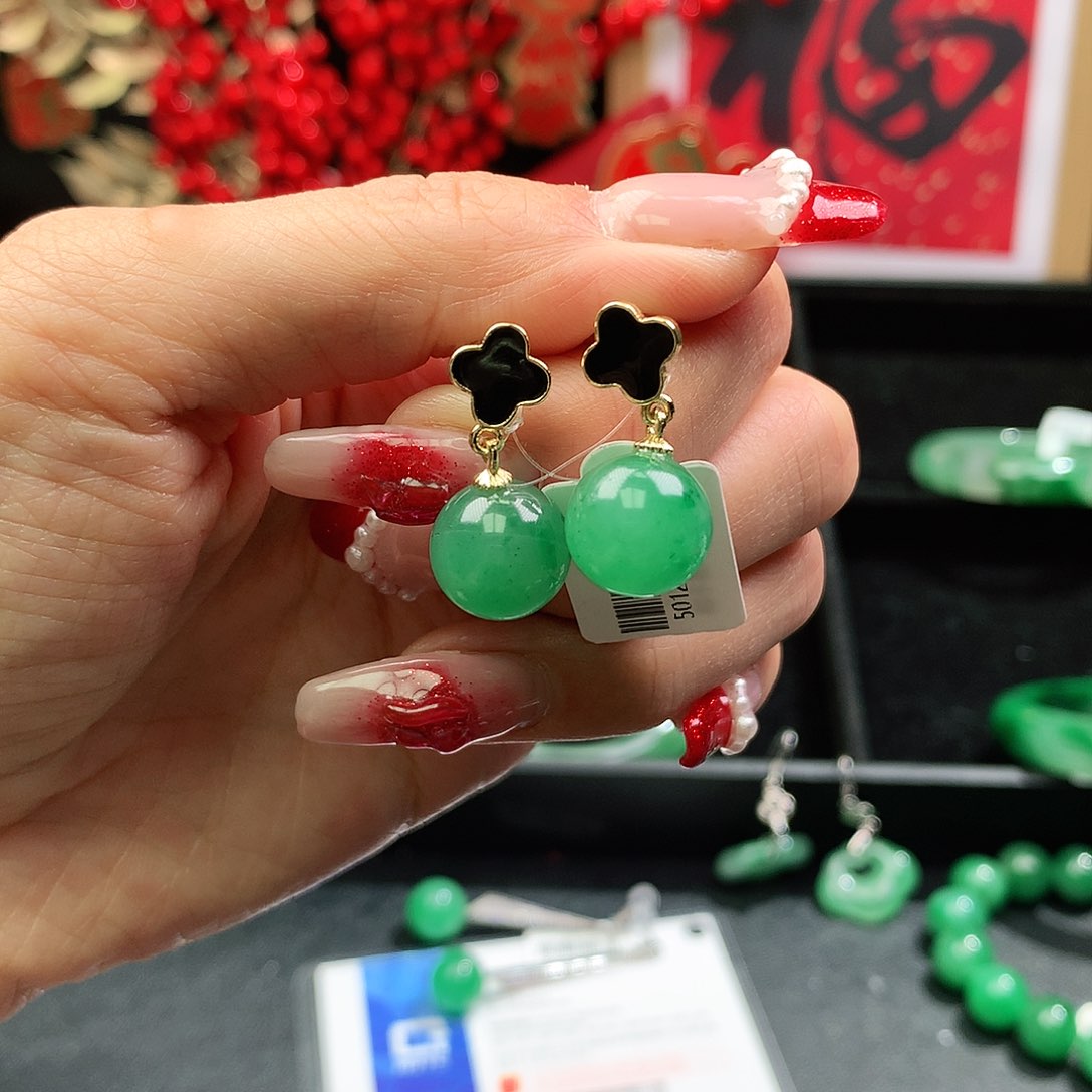 石英质玉耳坠未镶嵌