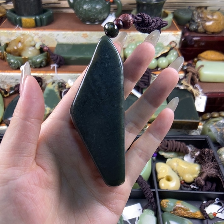 未镶嵌岫岩河磨玉（透闪石质玉）把件