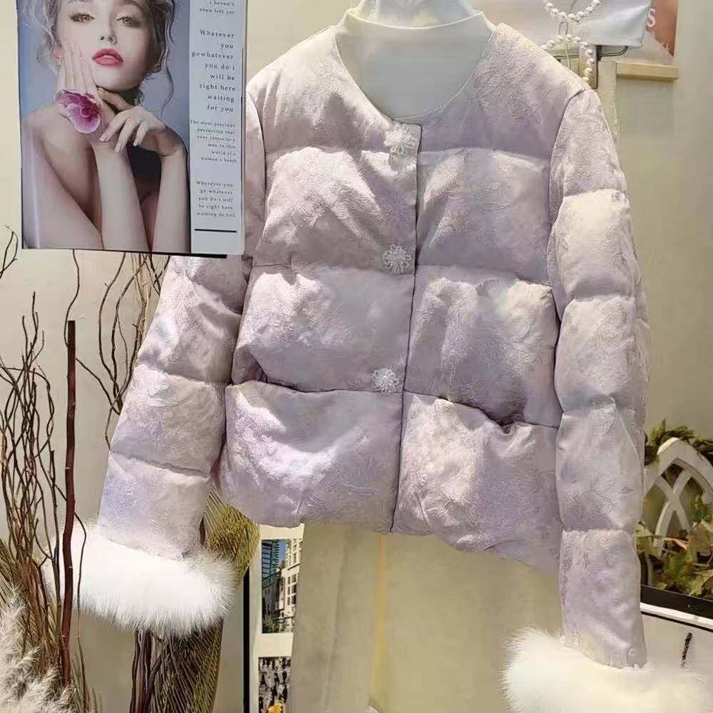 紫罗兰新中式提花羽绒服狐狸毛女圆领宽松轻奢气质减龄保暖外套02