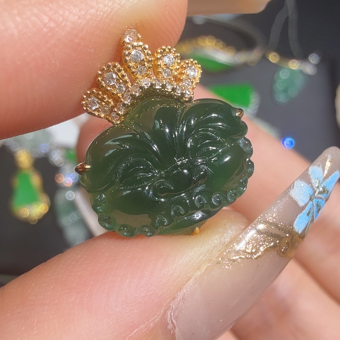 颈饰18K金镶嵌翡翠