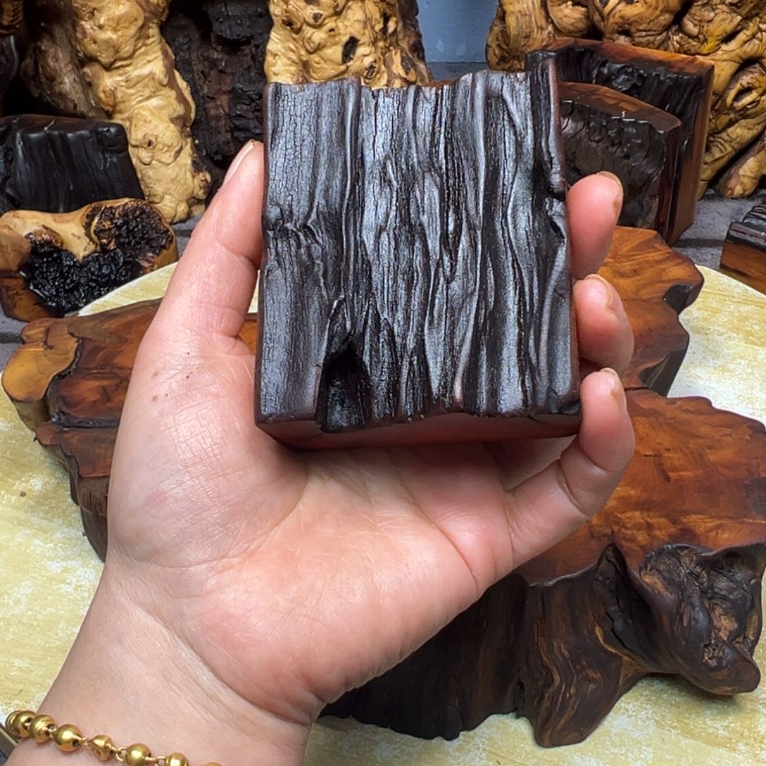 借****大叶紫檀（黑酸枝木类）