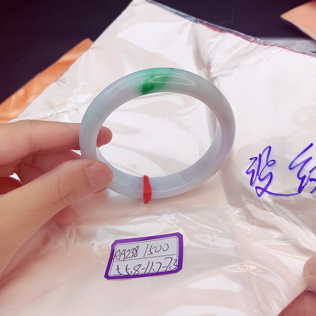 翡翠手镯未镶嵌翡翠