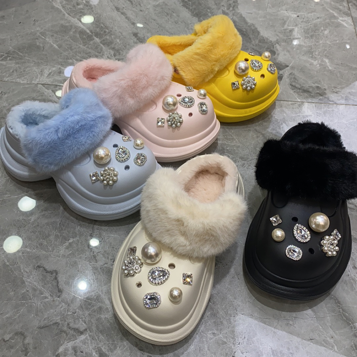 可爱厚底加绒洞洞鞋女款2025秋冬新款一脚蹬外穿增高包头半拖毛拖