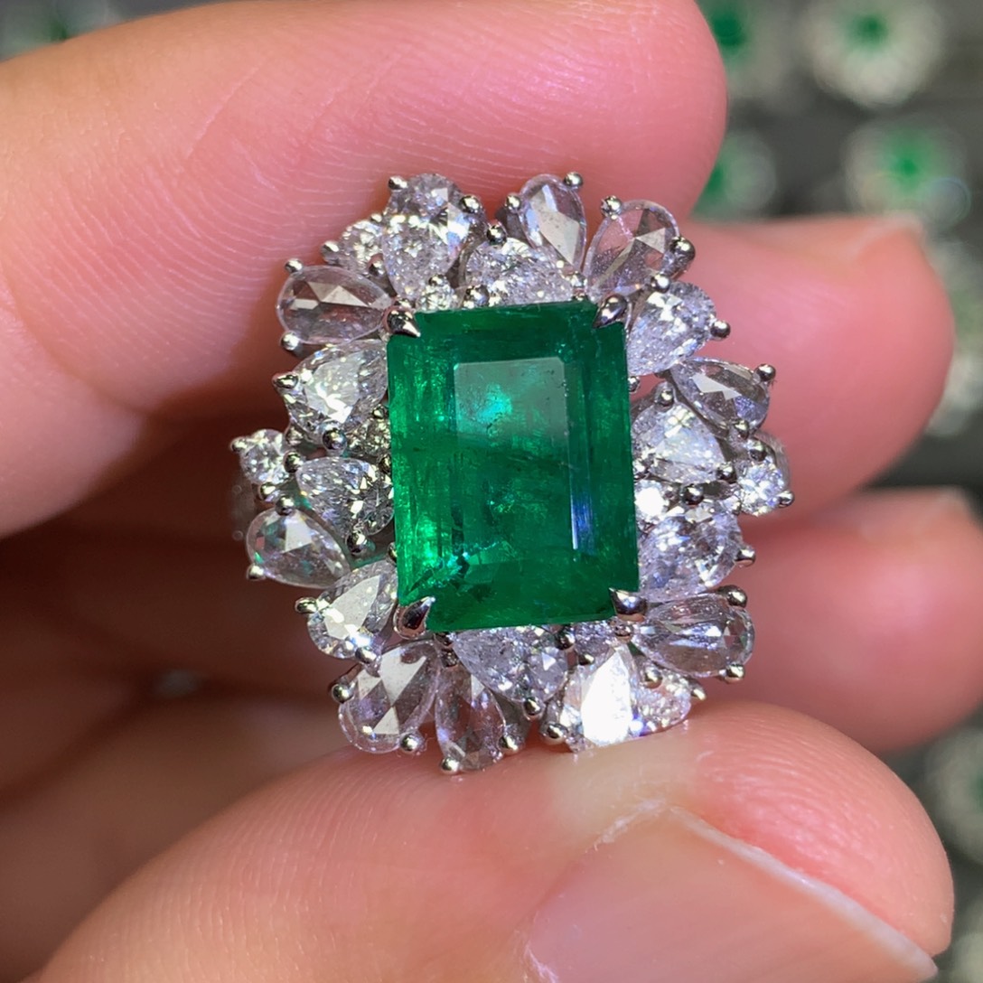 祖母绿戒指18K金镶嵌2.7克拉