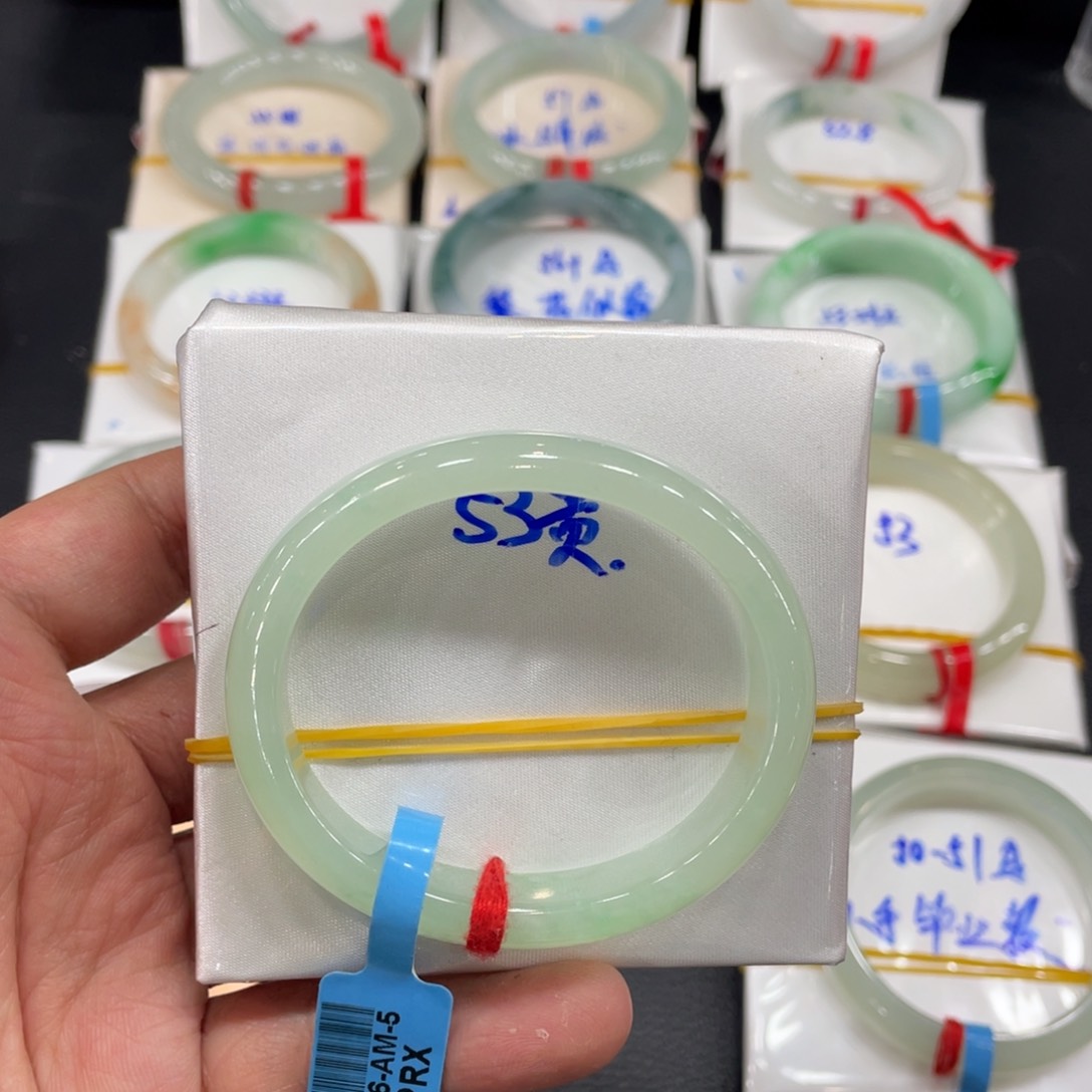 翡翠手镯未镶嵌缅甸翡翠