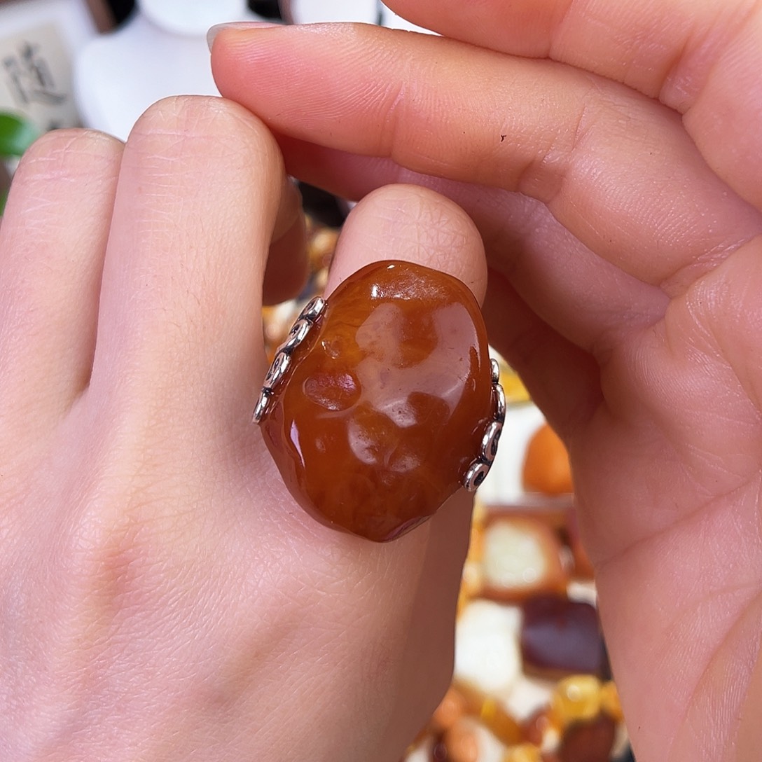 琥珀珠宝奇石未镶嵌。