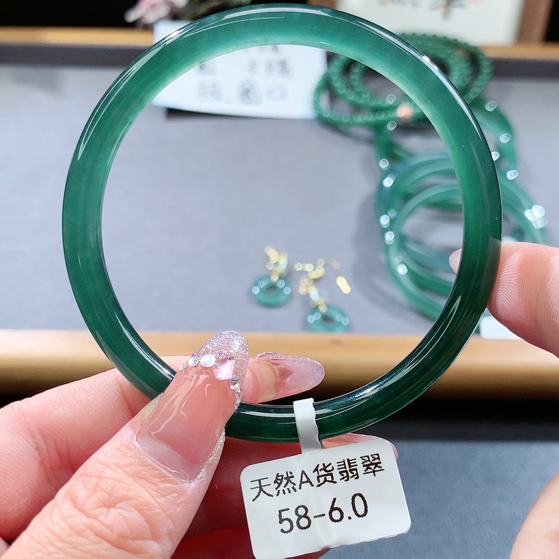翡翠手镯（圆镯）未镶嵌
