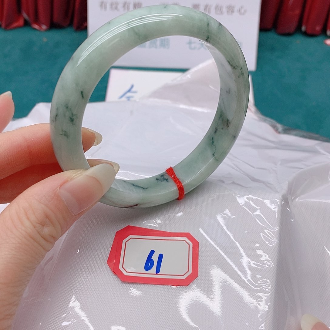 翡翠手镯未镶嵌"**懵61111111111