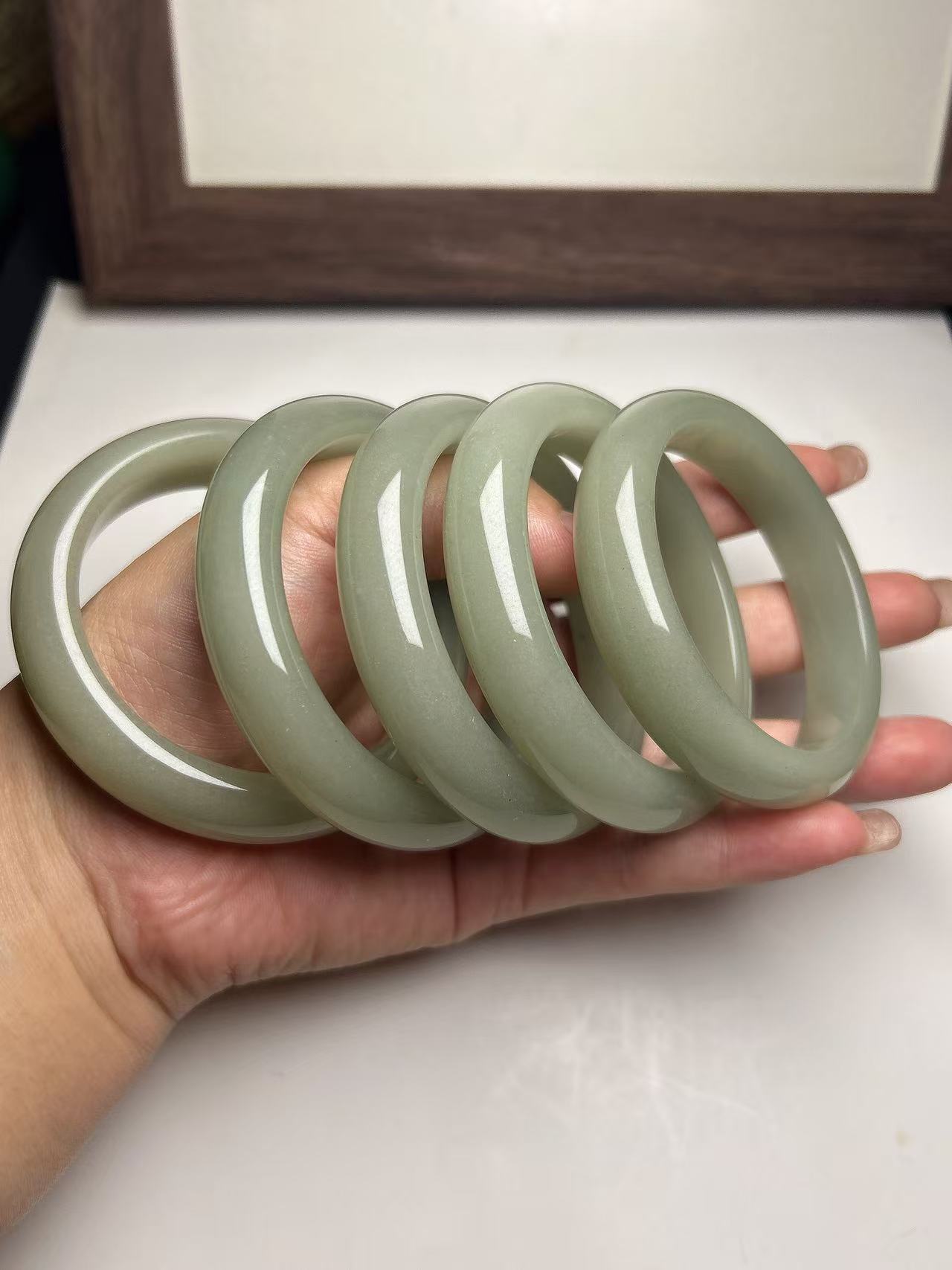 正品老熟料正宽玉手镯  有石纹水线色根色点，拍一发一多样性发货）