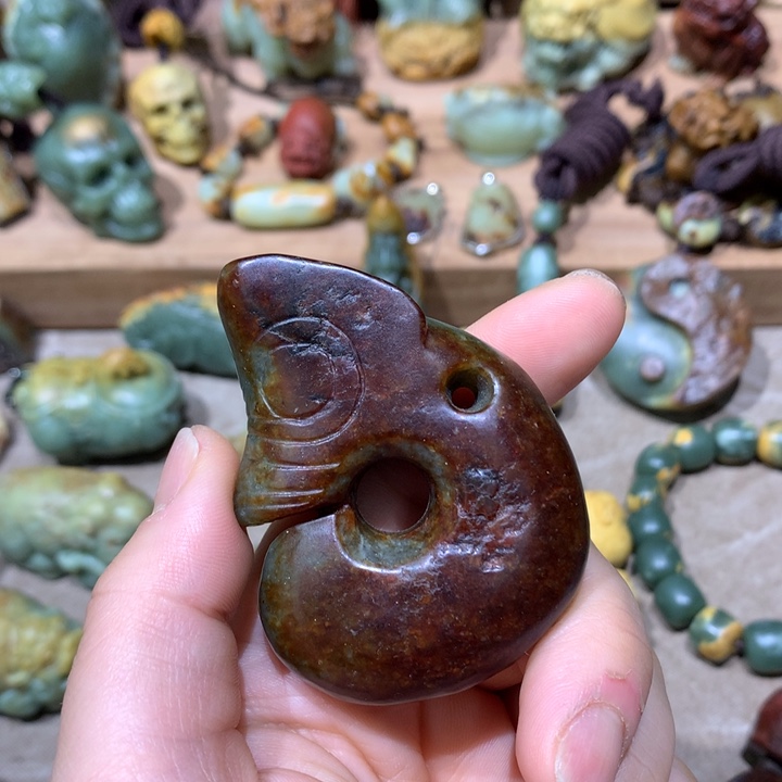 未镶嵌岫岩河磨玉（透闪石质玉）挂件