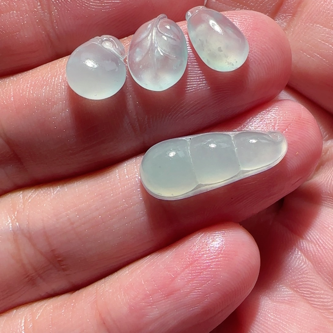 定制翡翠未镶嵌天然翡翠挂件一个