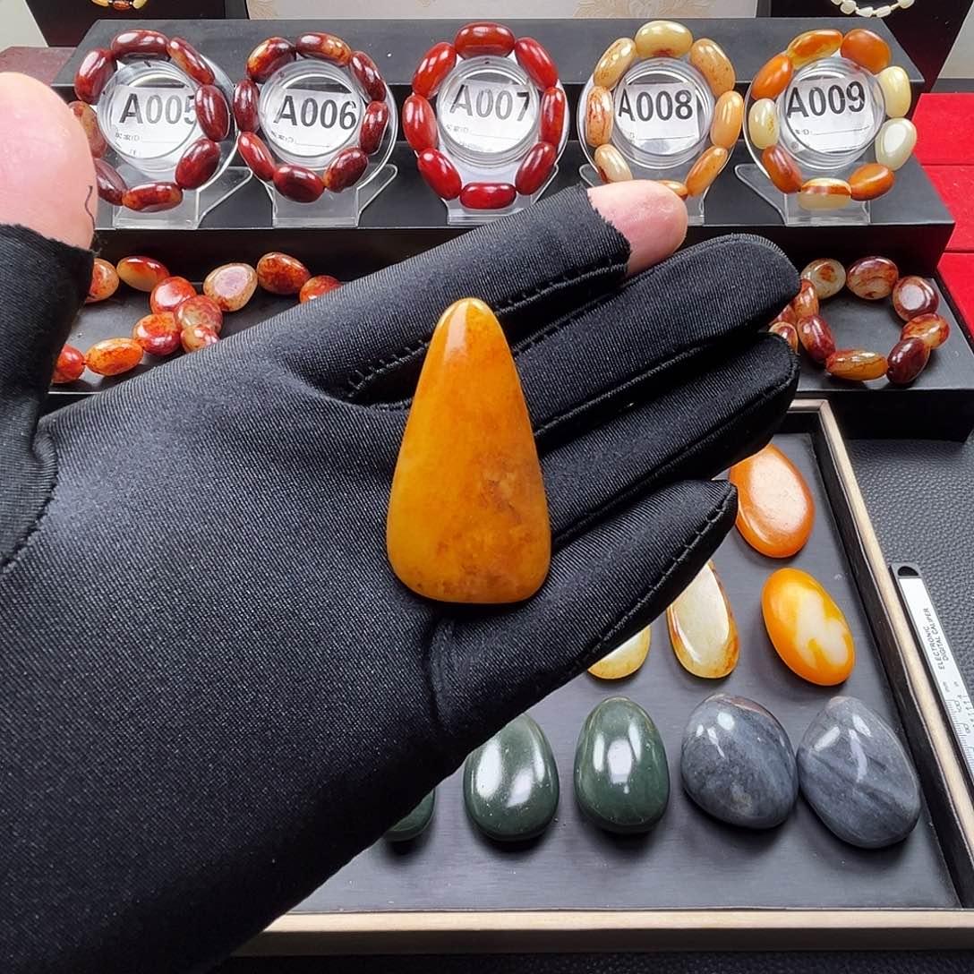 和田玉未镶嵌吊坠(赠链)