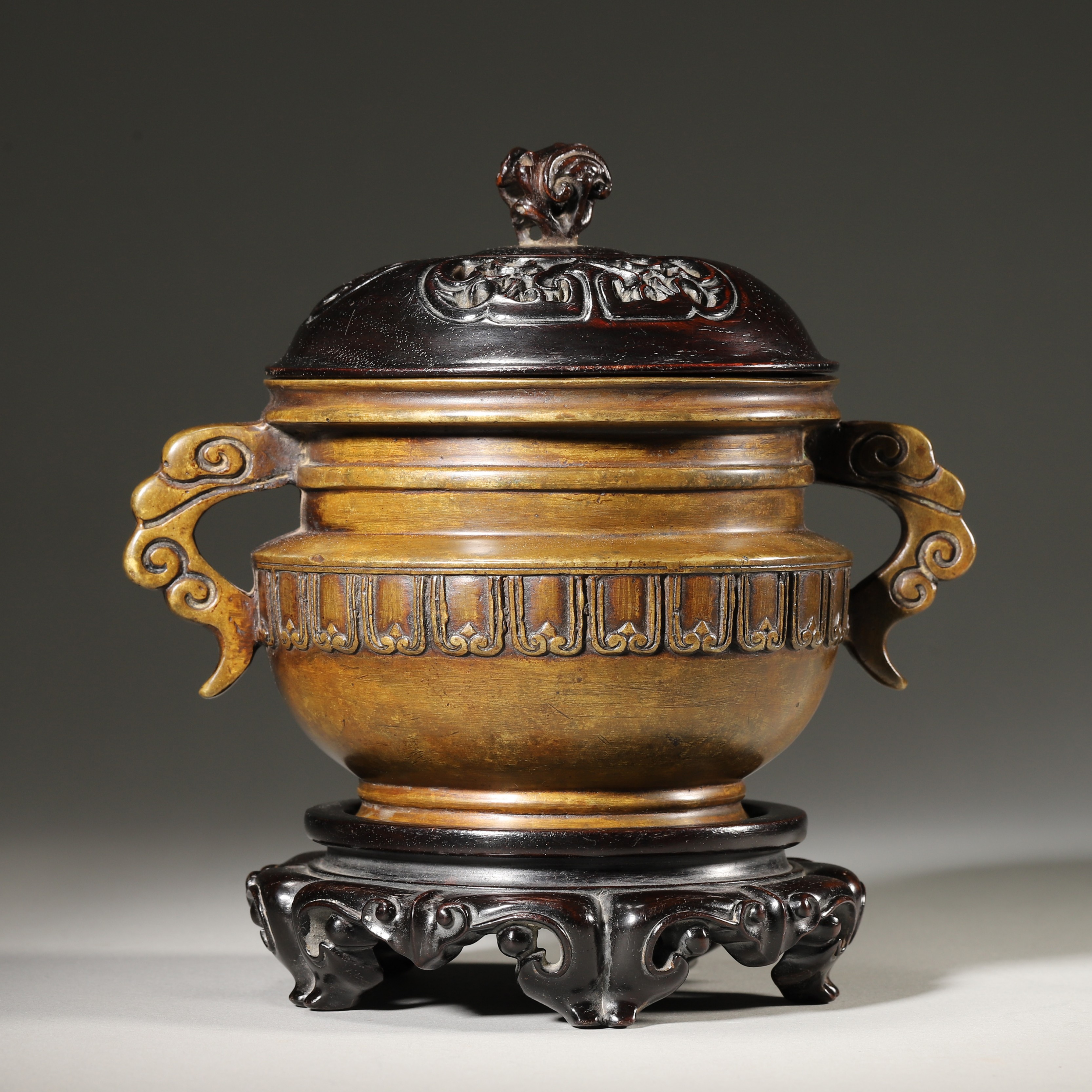 Lot23清代 铜莲瓣纹云耳熏炉