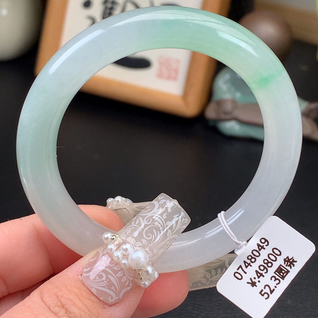 翡翠手镯未镶嵌糯冰飘绿圆条