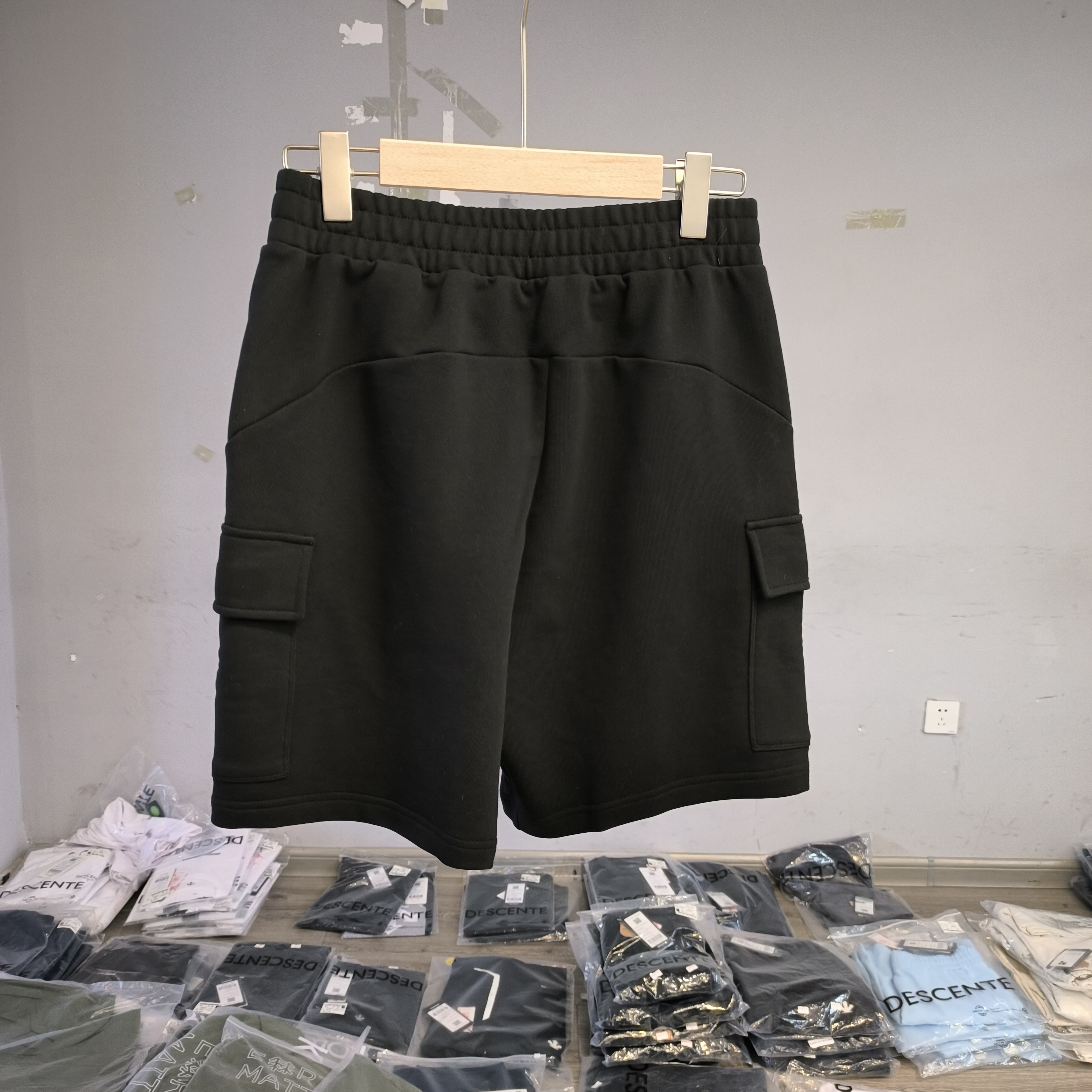 迪桑特DESCENTE黑色重磅毛圈带兜运动短裤UKH32